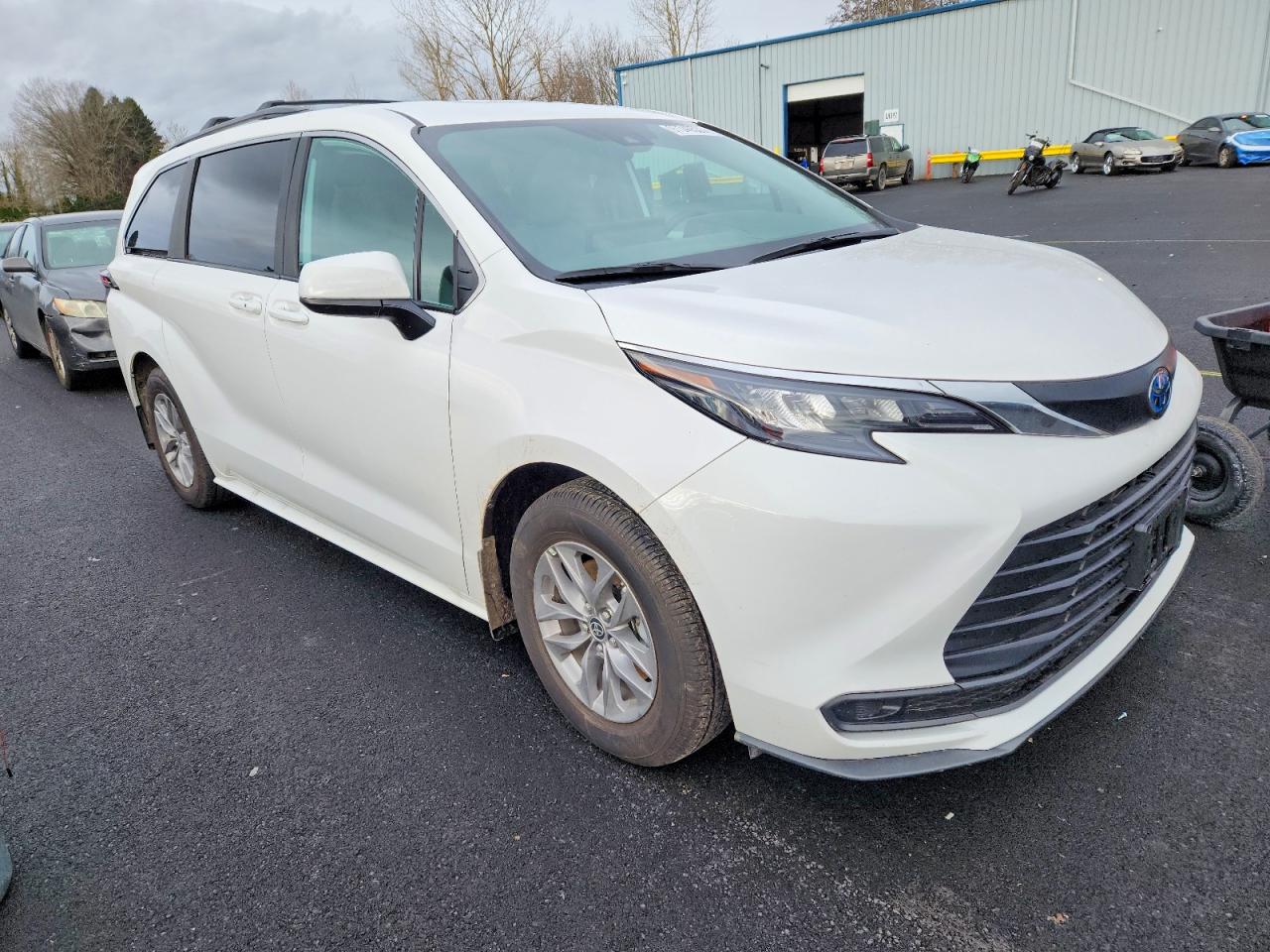 2025 TOYOTA SIENNA LE photo 7