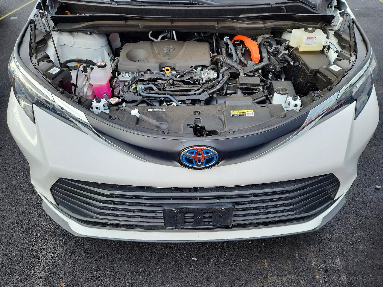2025 TOYOTA SIENNA LE photo 23