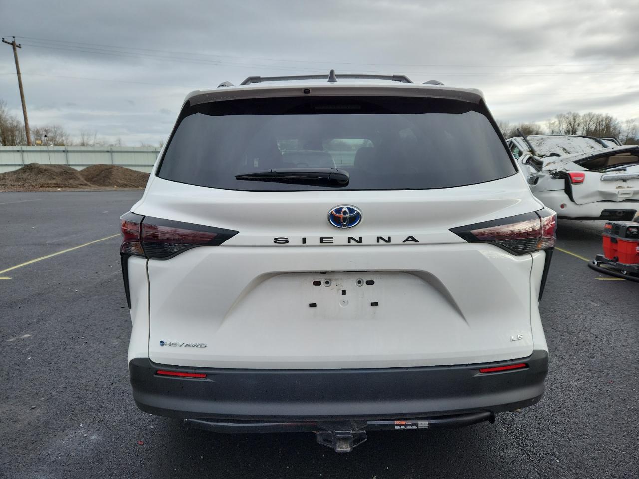 2025 TOYOTA SIENNA LE photo 11