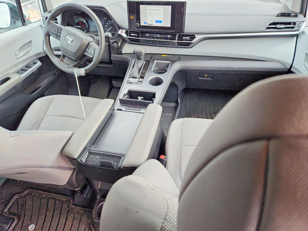 2025 TOYOTA SIENNA LE photo 15
