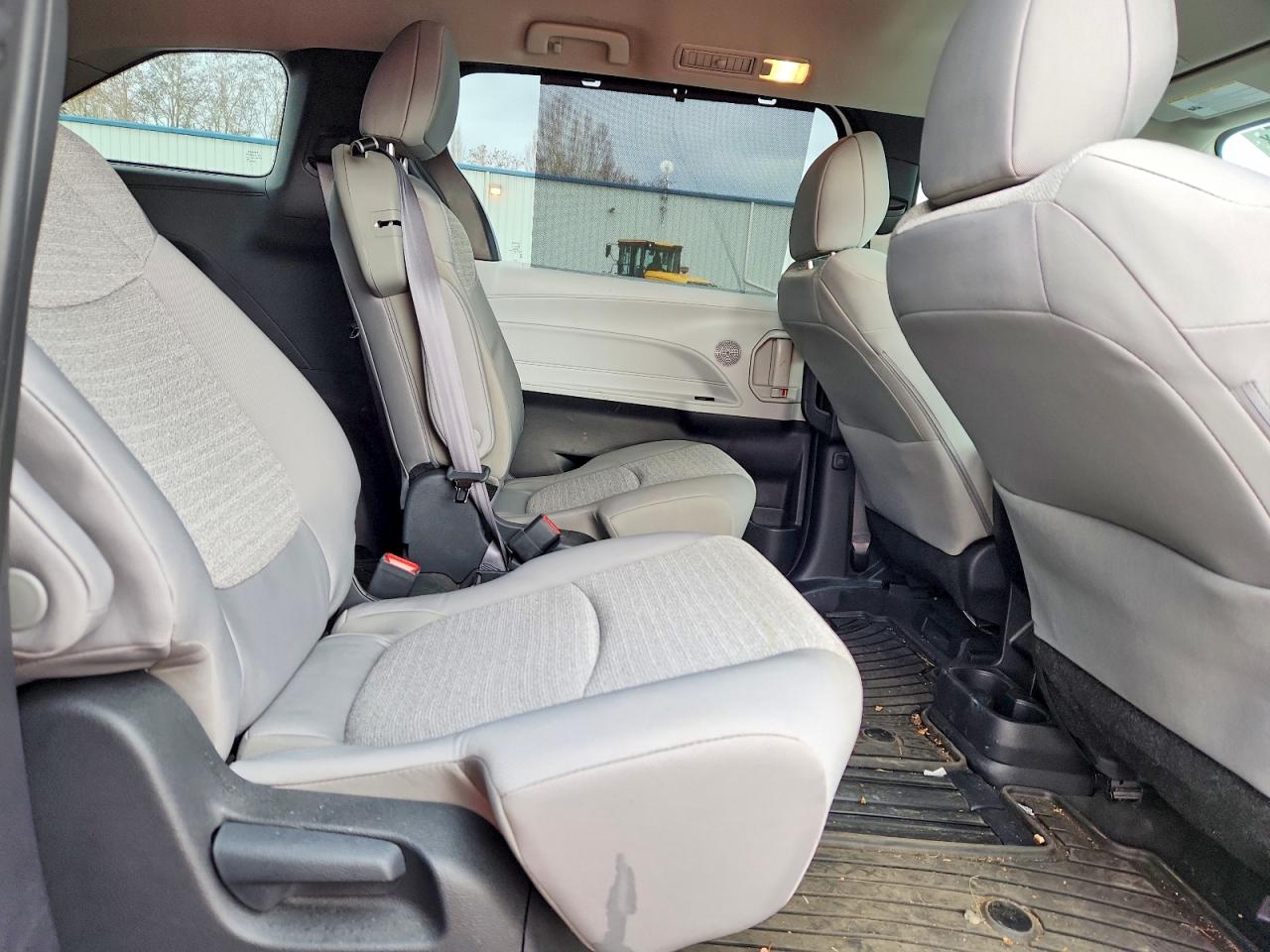 2025 TOYOTA SIENNA LE photo 21