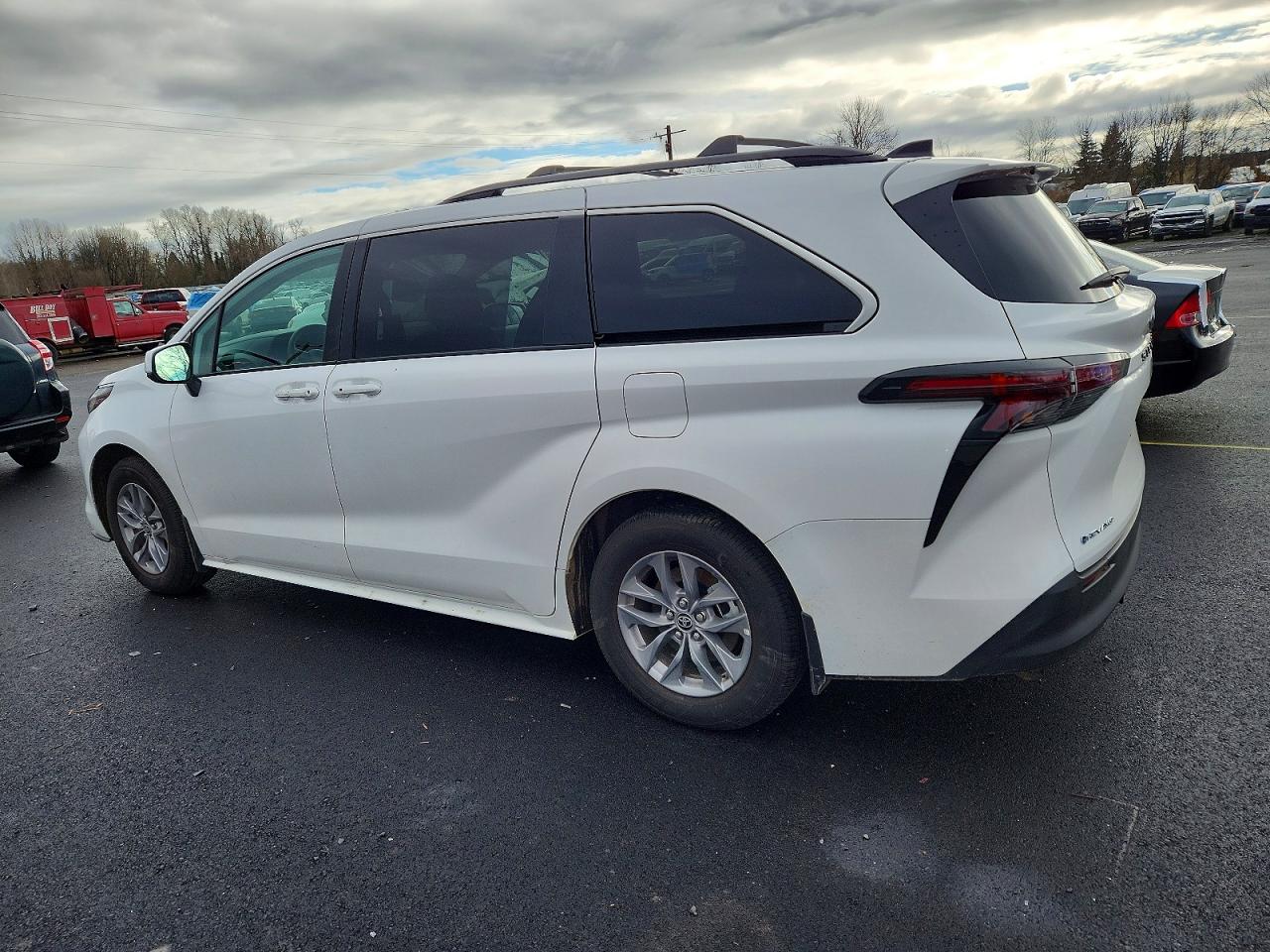 2025 TOYOTA SIENNA LE photo 3