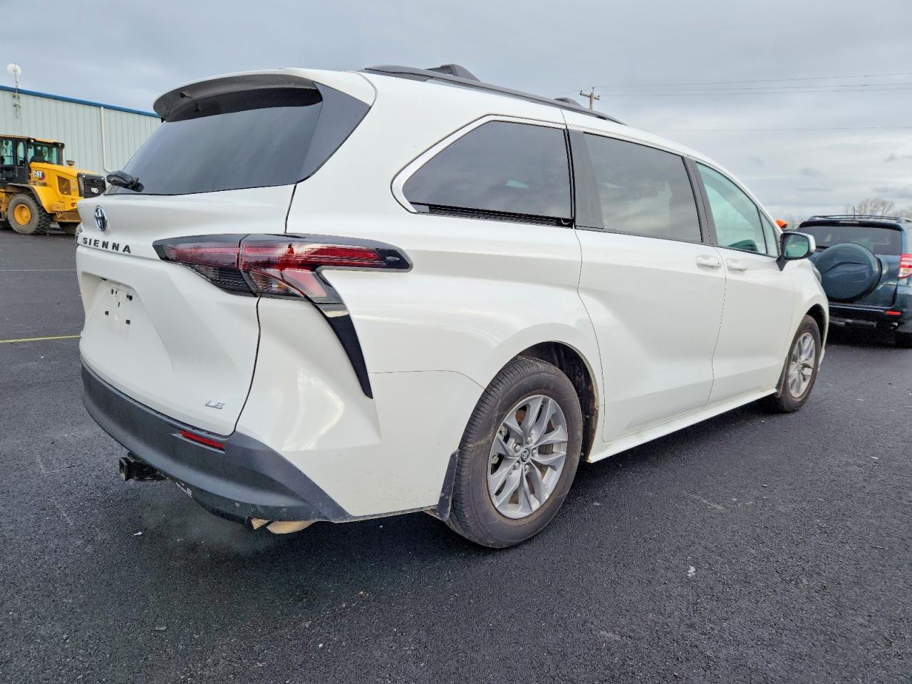 2025 TOYOTA SIENNA LE photo 5