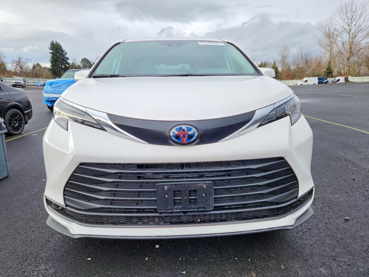 2025 TOYOTA SIENNA LE photo 9
