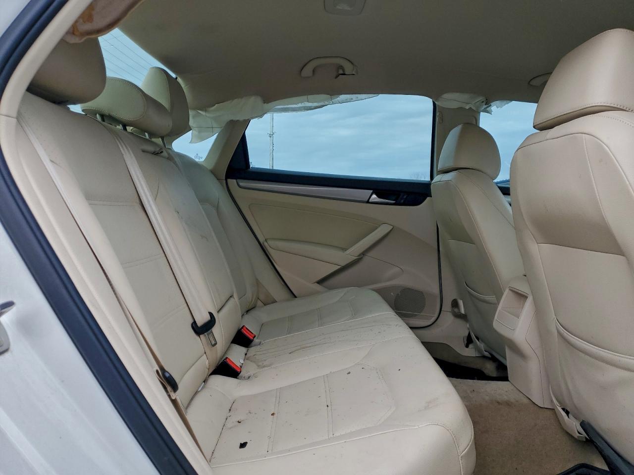 2015 VOLKSWAGEN PASSAT S photo 19