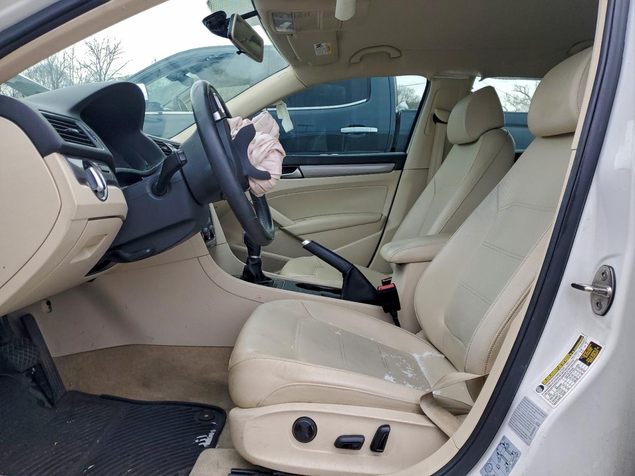 2015 VOLKSWAGEN PASSAT S photo 13