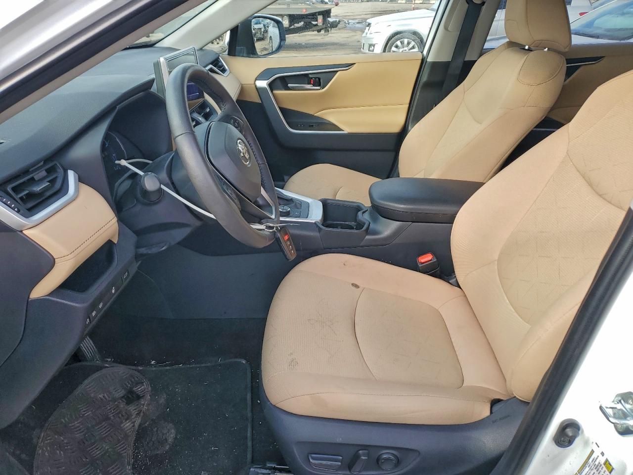 2025 TOYOTA RAV4 XLE photo 13