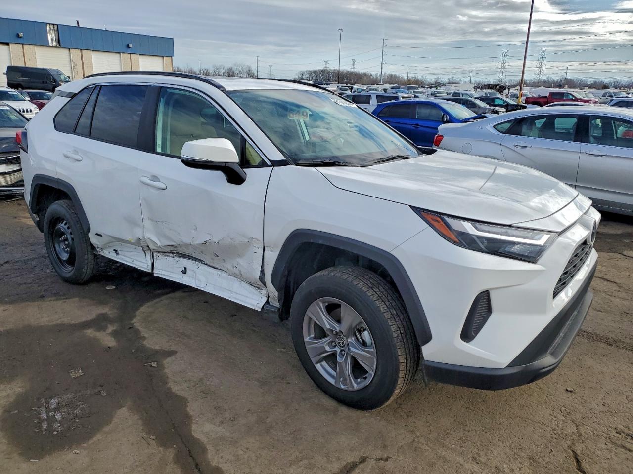 2025 TOYOTA RAV4 XLE photo 7