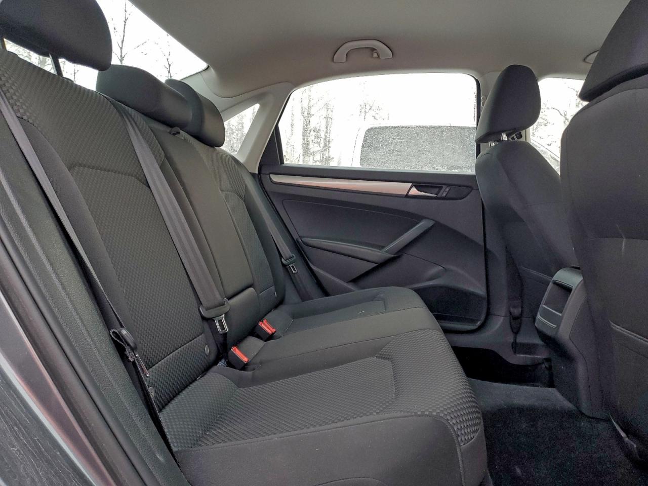 2014 VOLKSWAGEN PASSAT S photo 10