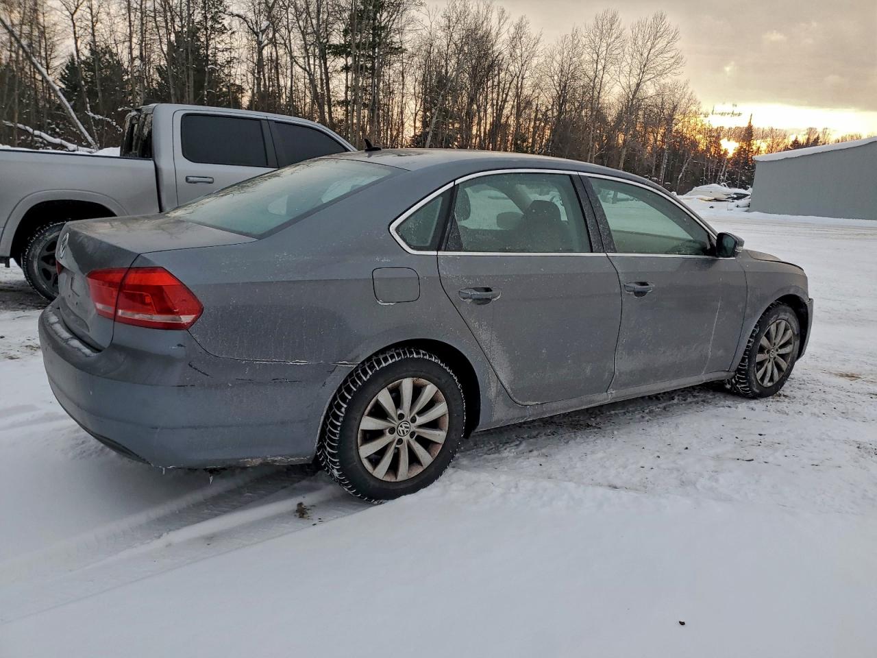 2014 VOLKSWAGEN PASSAT S photo 3