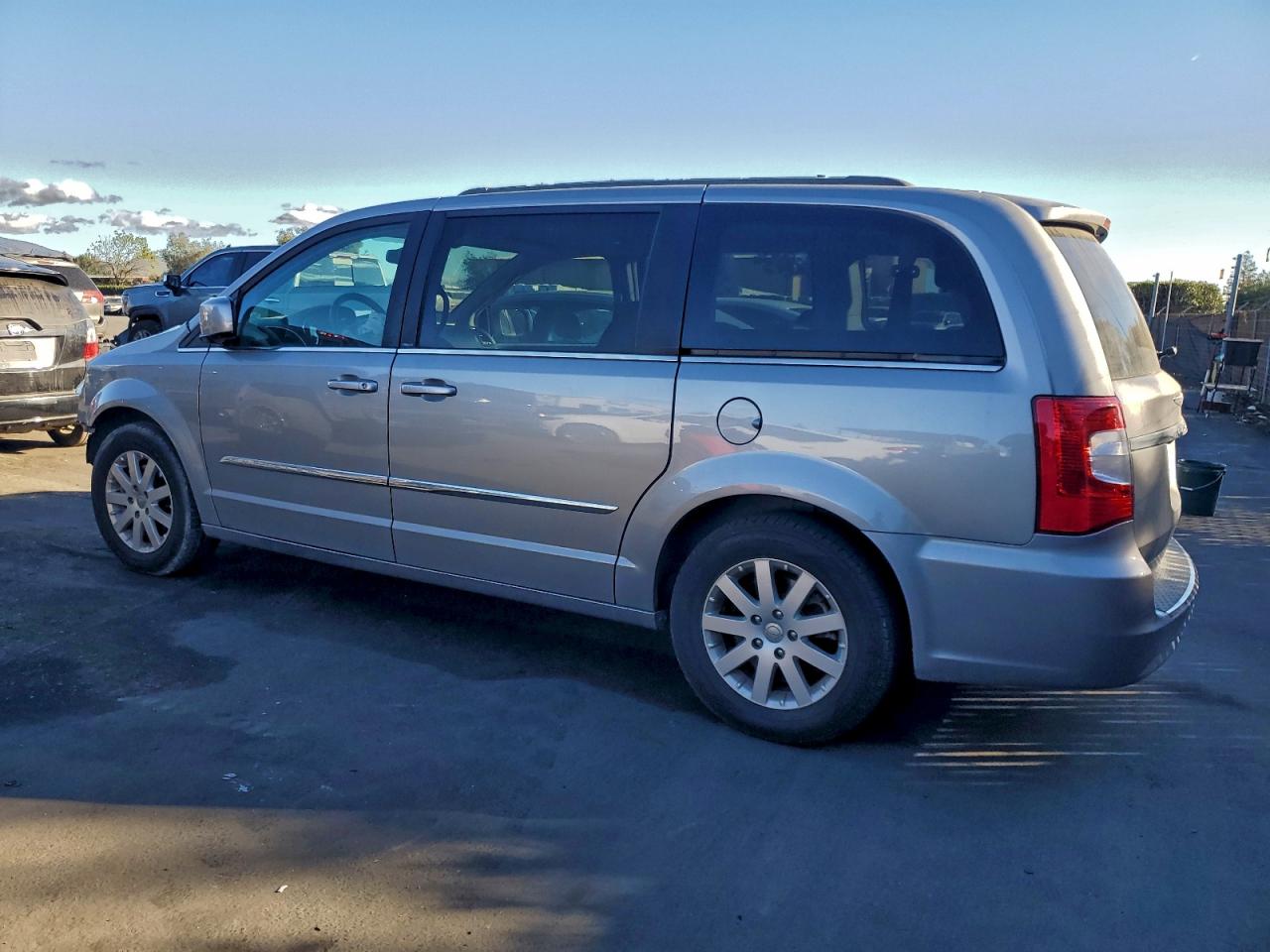 2013 CHRYSLER TOWN & COUNTRY TOURING photo 3