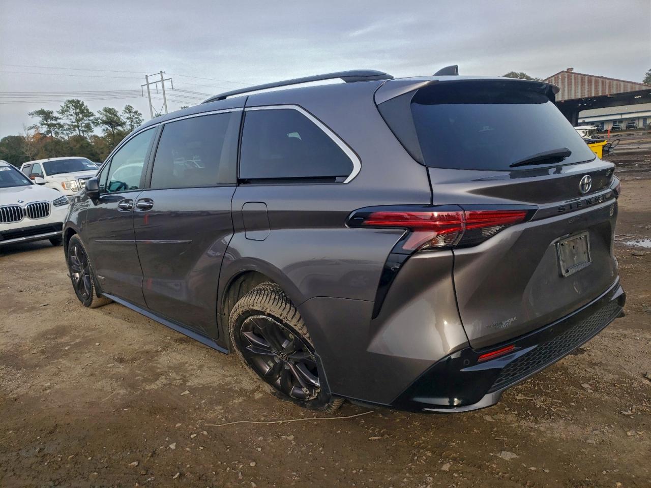 2021 TOYOTA SIENNA XSE photo 3
