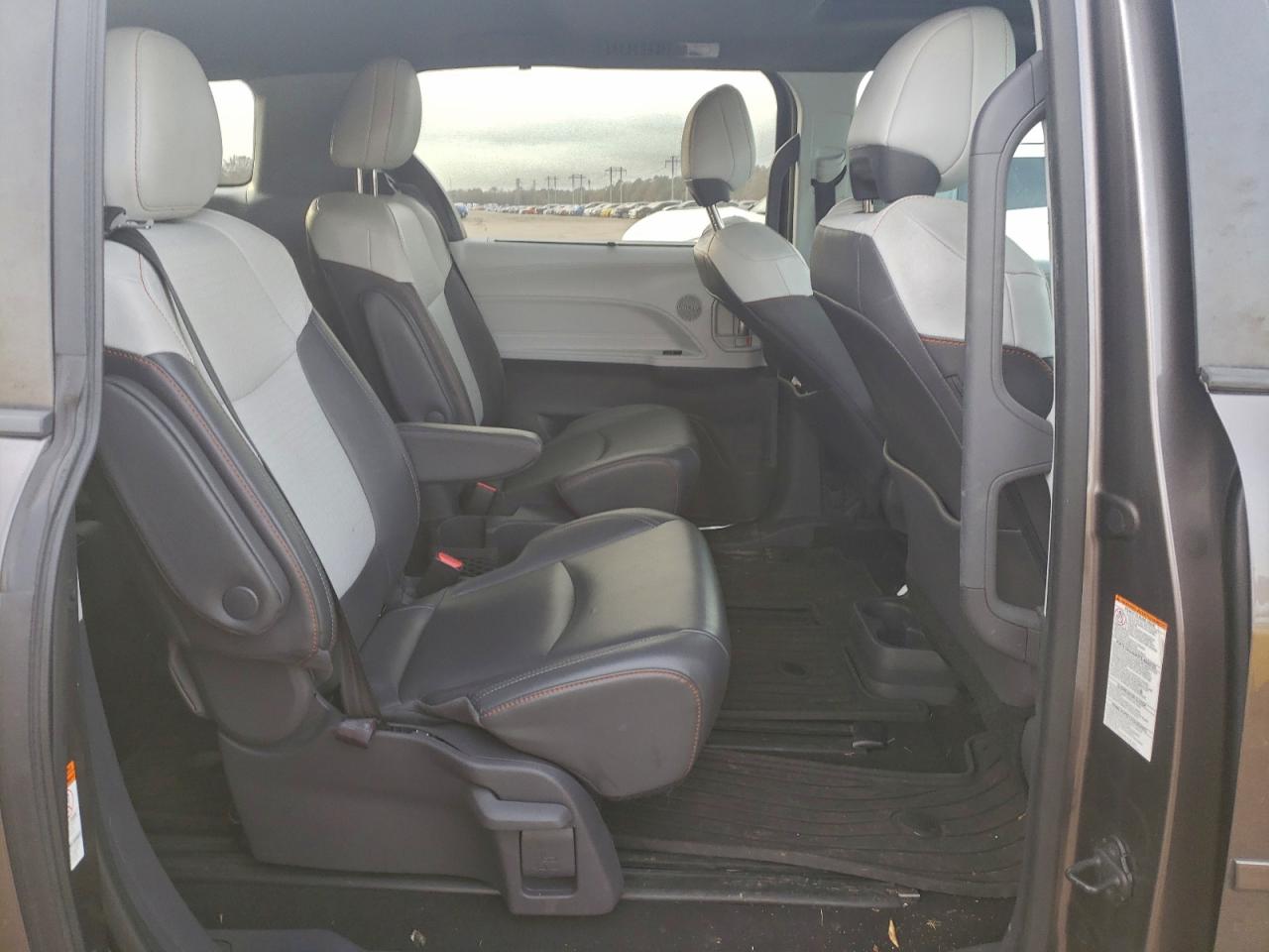 2021 TOYOTA SIENNA XSE photo 21