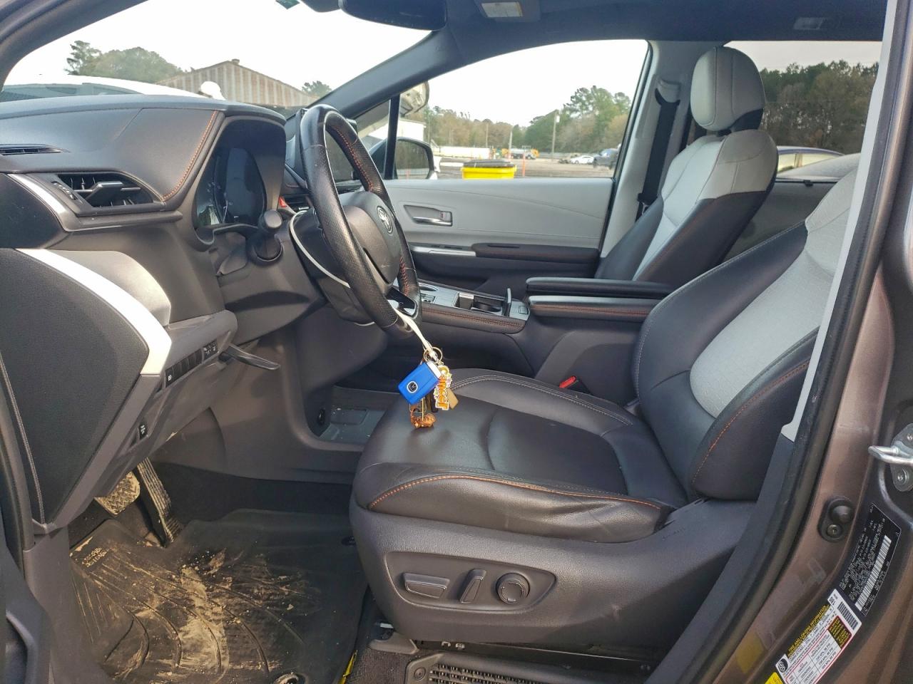 2021 TOYOTA SIENNA XSE photo 13