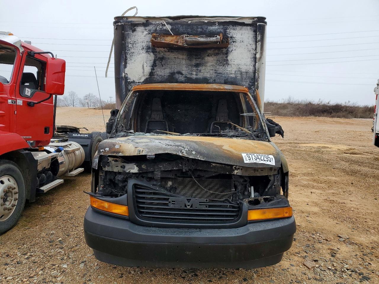 2024 GMC SAVANA BOX TRUCK photo 5