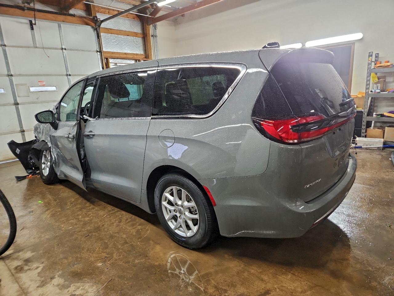2023 CHRYSLER PACIFICA TOURING L photo 4