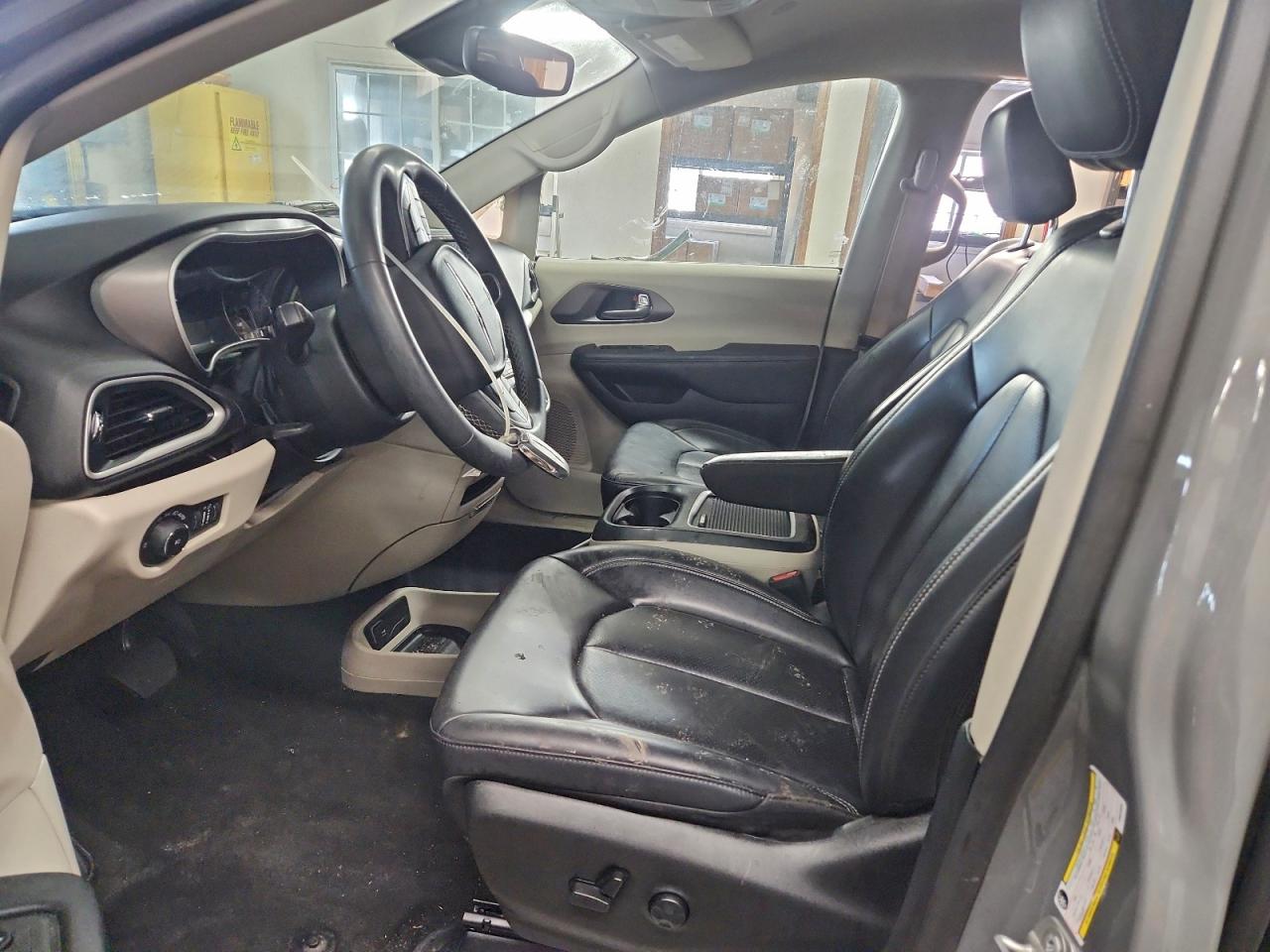 2023 CHRYSLER PACIFICA TOURING L photo 19
