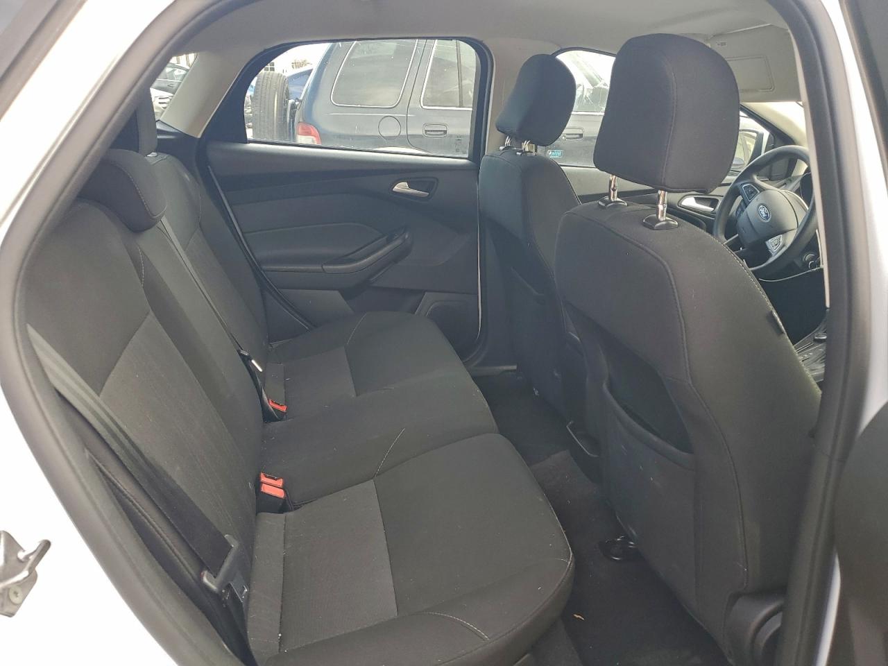 2017 FORD FOCUS SE photo 10