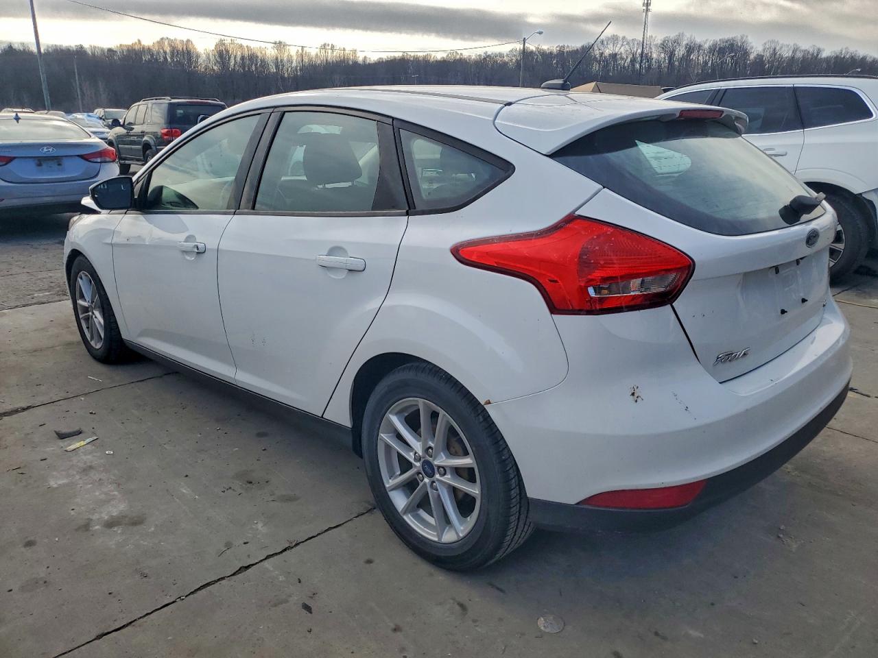 2017 FORD FOCUS SE photo 2