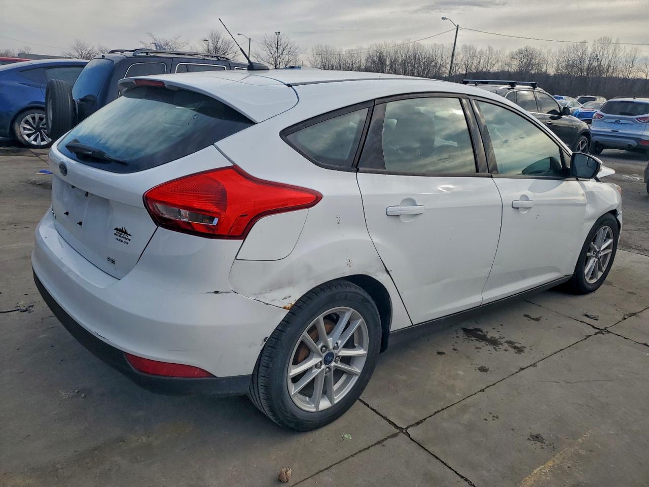 2017 FORD FOCUS SE photo 3
