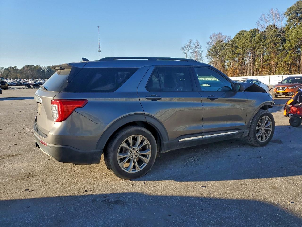 2021 FORD EXPLORER XLT photo 3