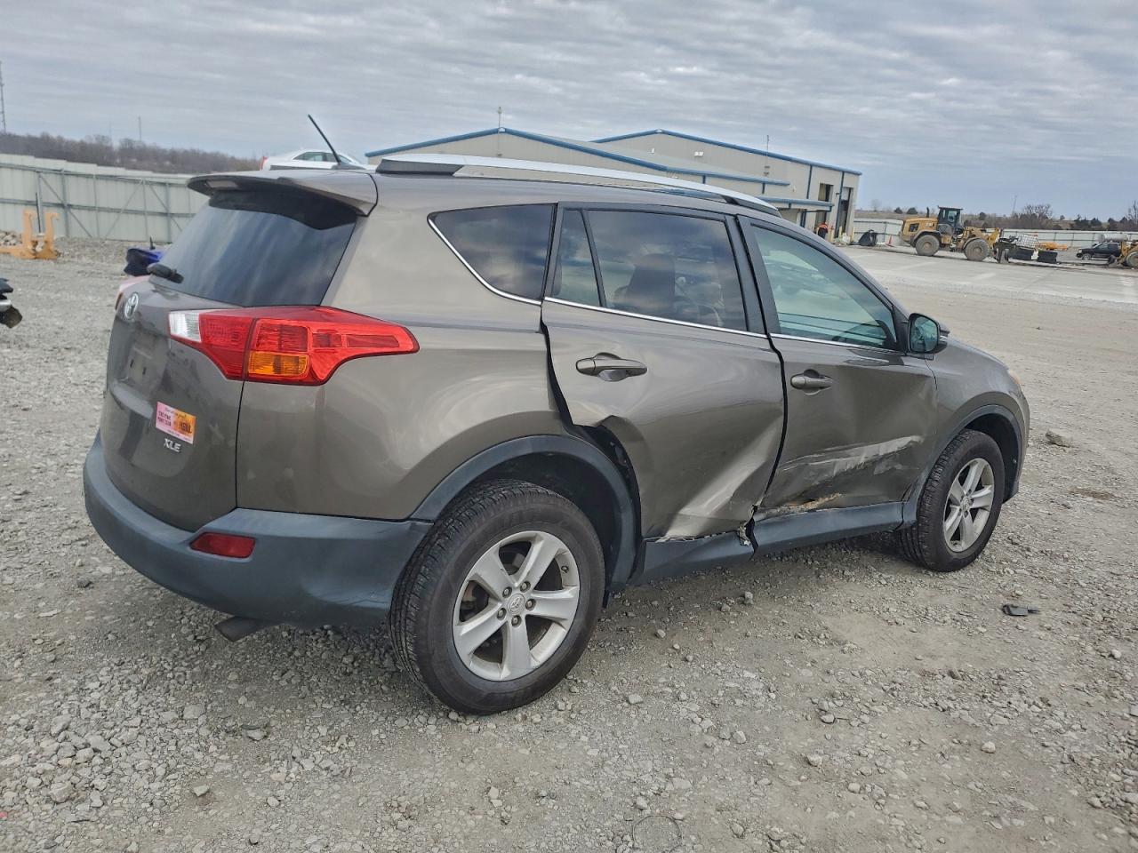 2014 TOYOTA RAV4 XLE photo 3