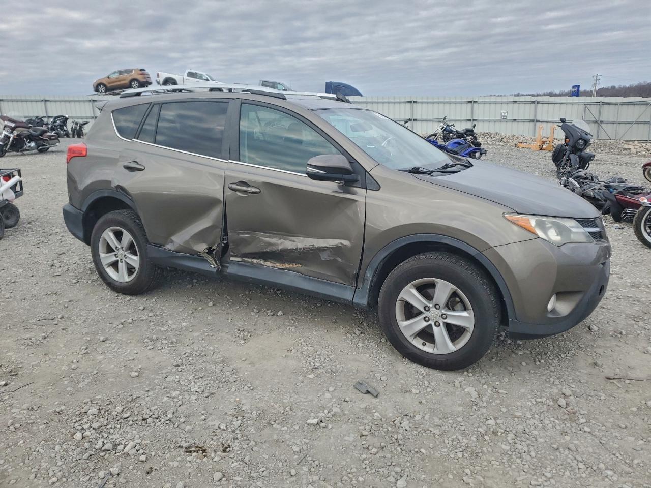 2014 TOYOTA RAV4 XLE photo 4