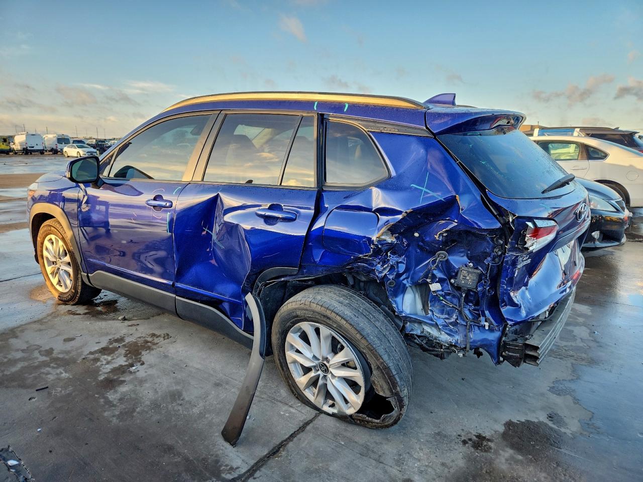 2022 TOYOTA COROLLA CROSS LE photo 2