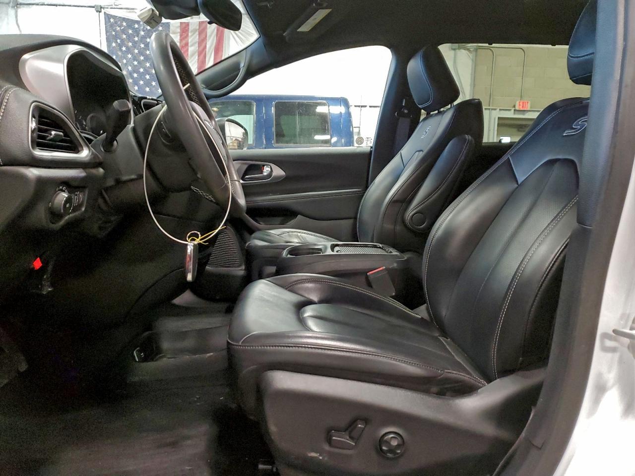 2023 CHRYSLER PACIFICA TOURING L photo 7