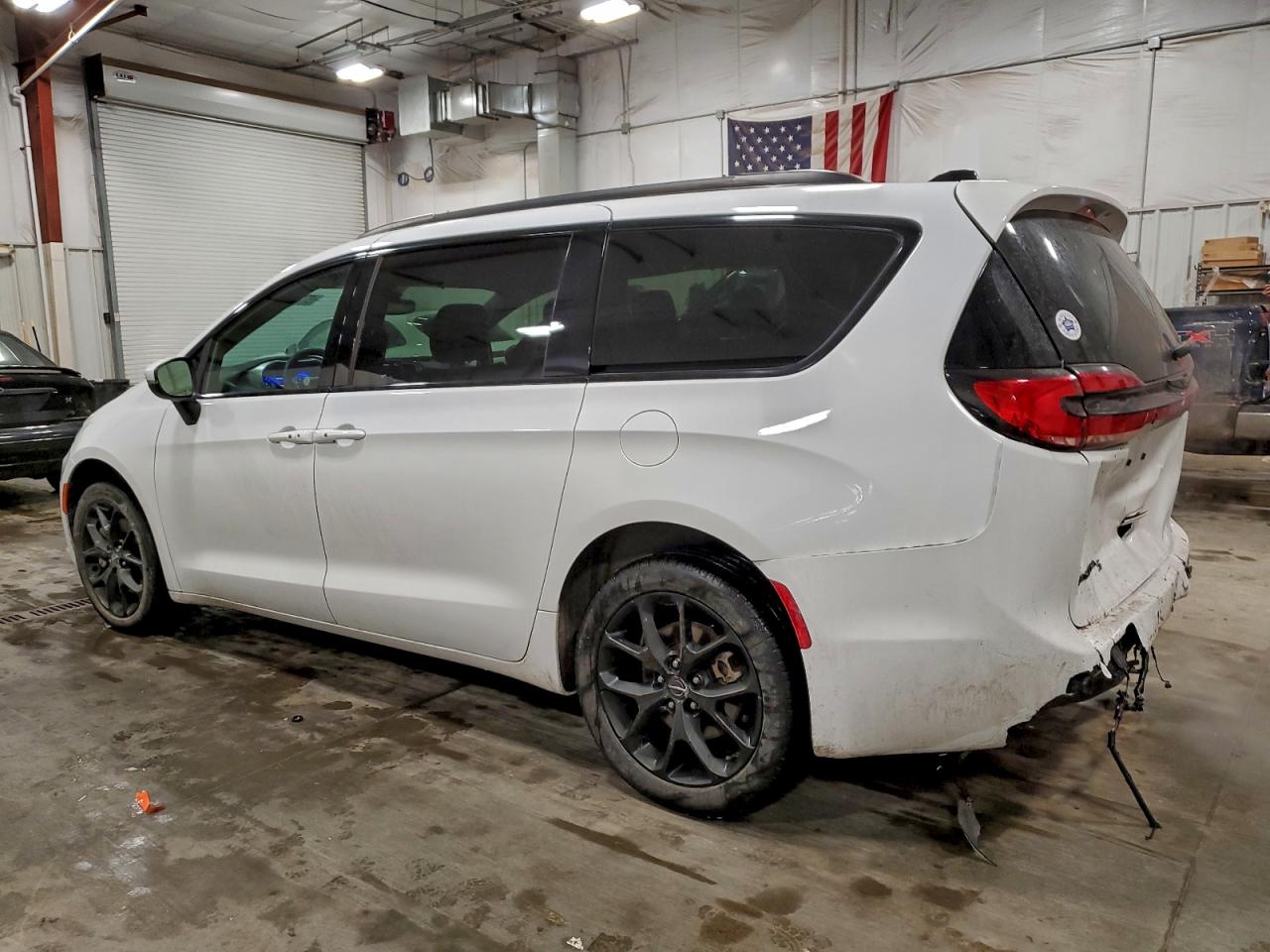 2023 CHRYSLER PACIFICA TOURING L photo 2