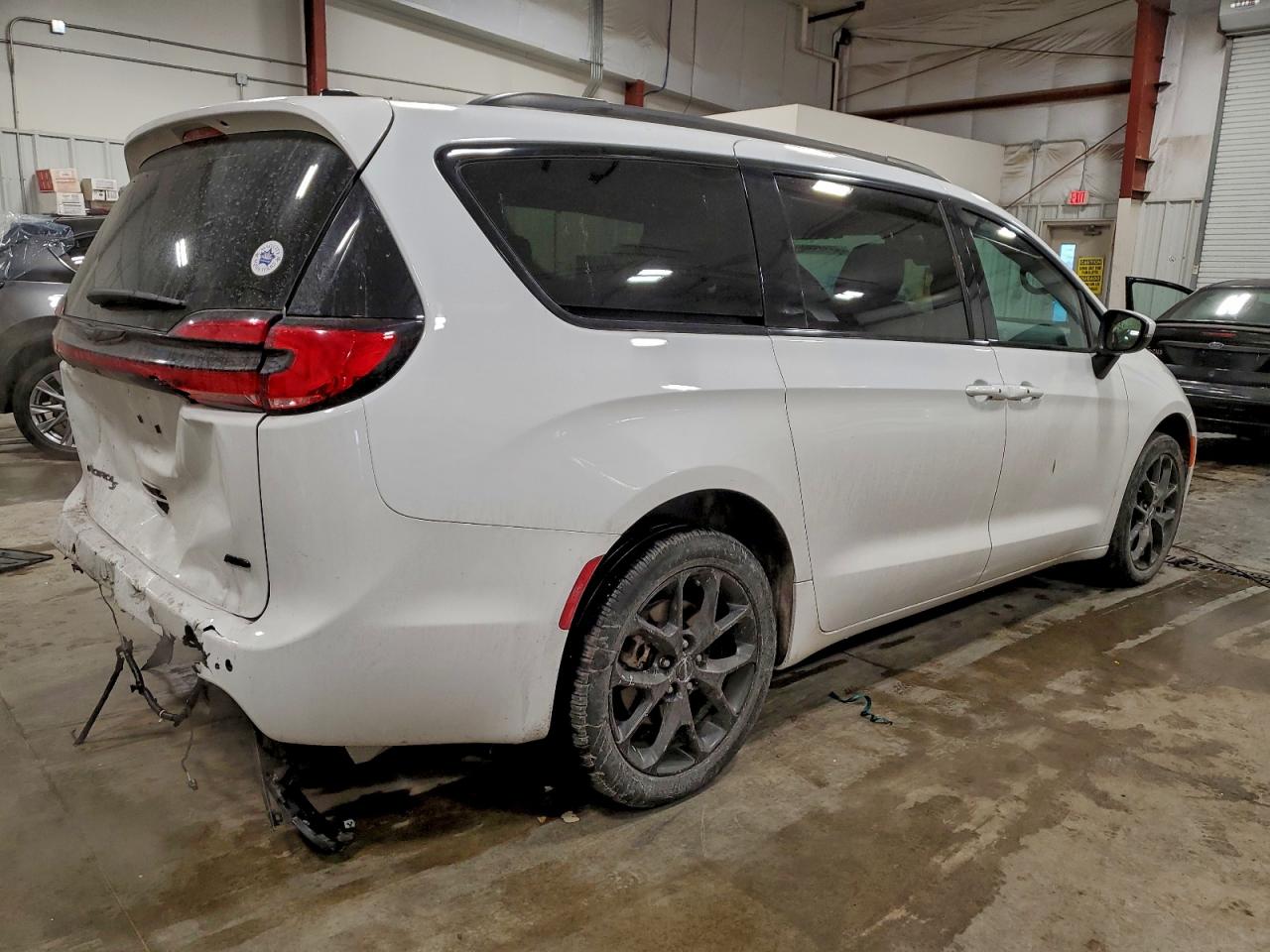2023 CHRYSLER PACIFICA TOURING L photo 3