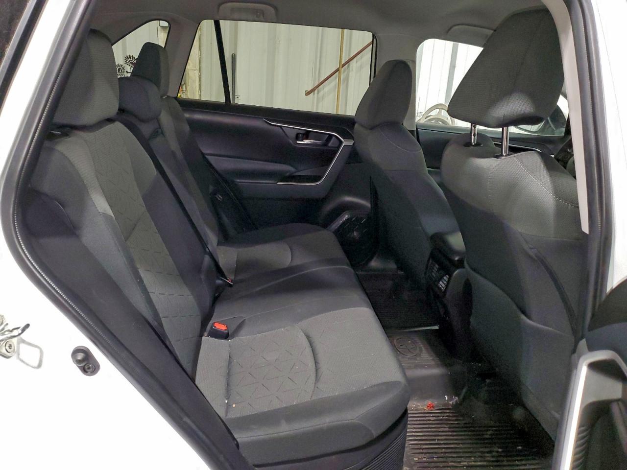 2022 TOYOTA RAV4 XLE photo 31