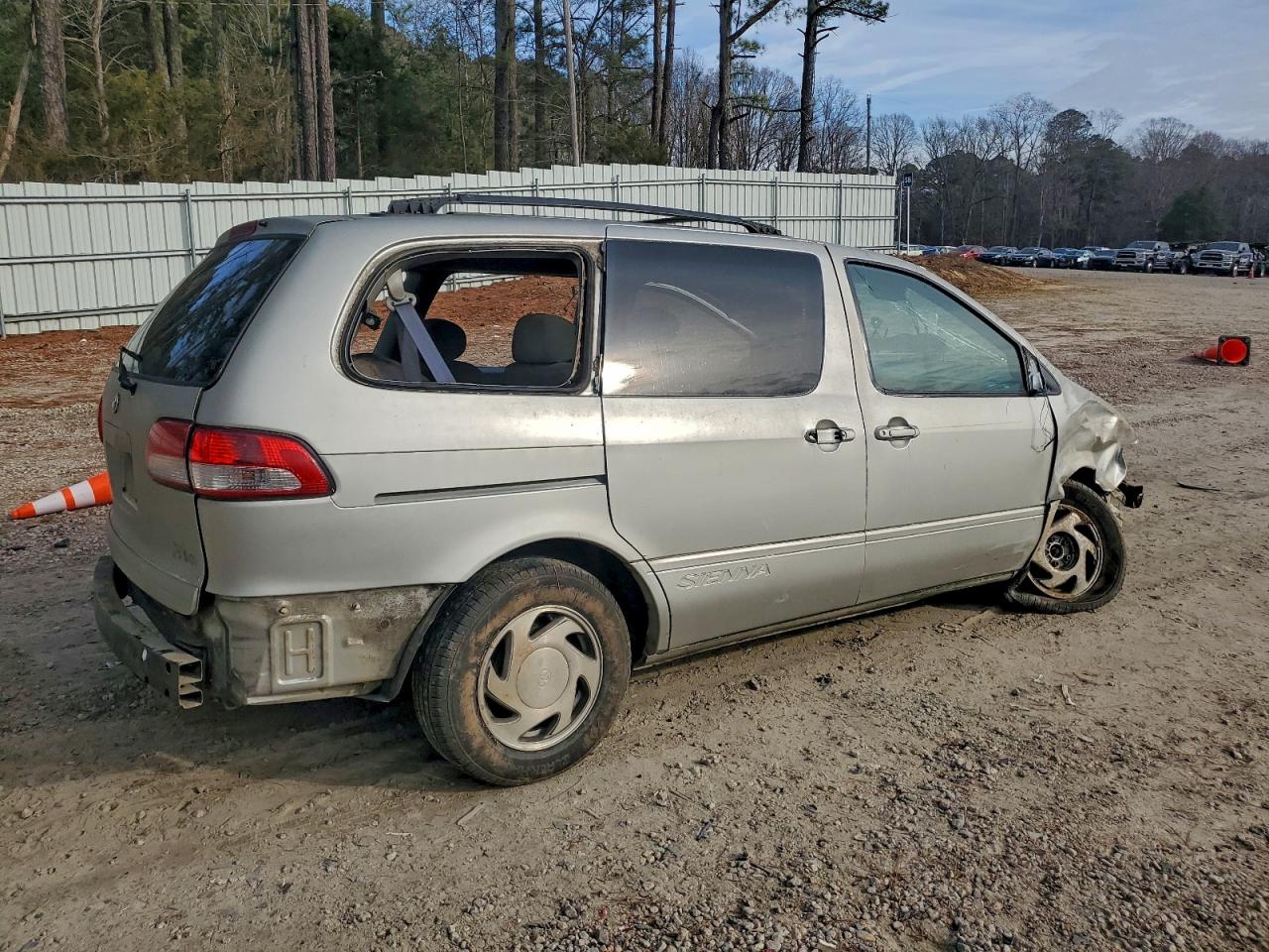 2003 TOYOTA SIENNA LE photo 5