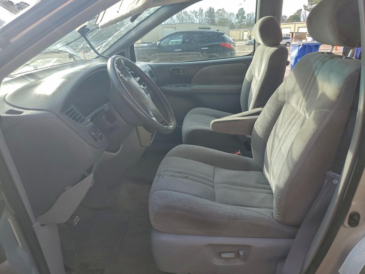 2003 TOYOTA SIENNA LE photo 13