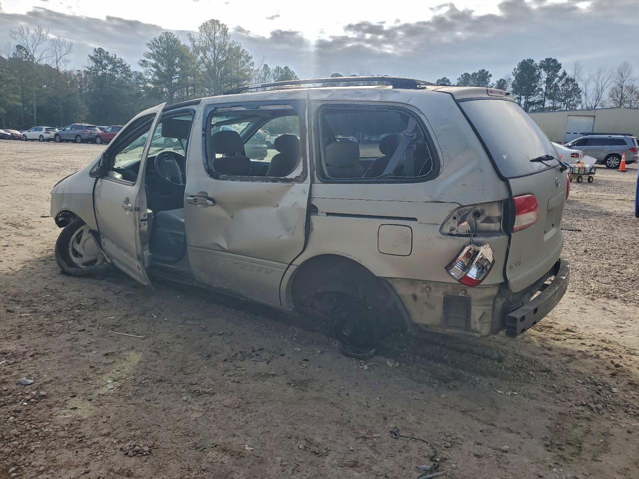 2003 TOYOTA SIENNA LE photo 3
