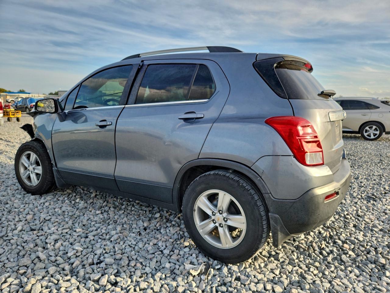 2015 CHEVROLET TRAX 1LT photo 2