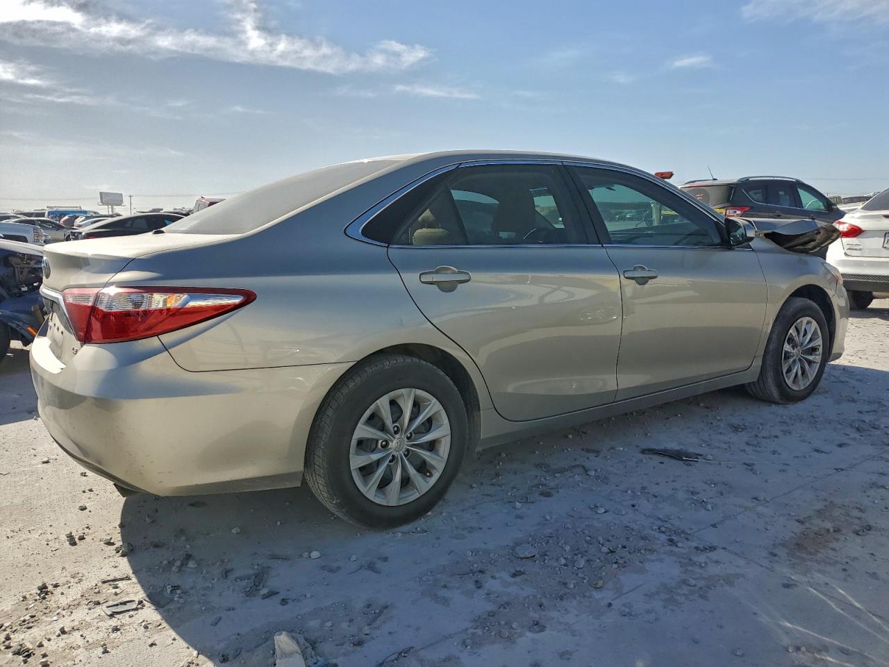 2016 TOYOTA CAMRY LE photo 3