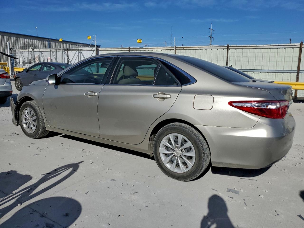 2016 TOYOTA CAMRY LE photo 2