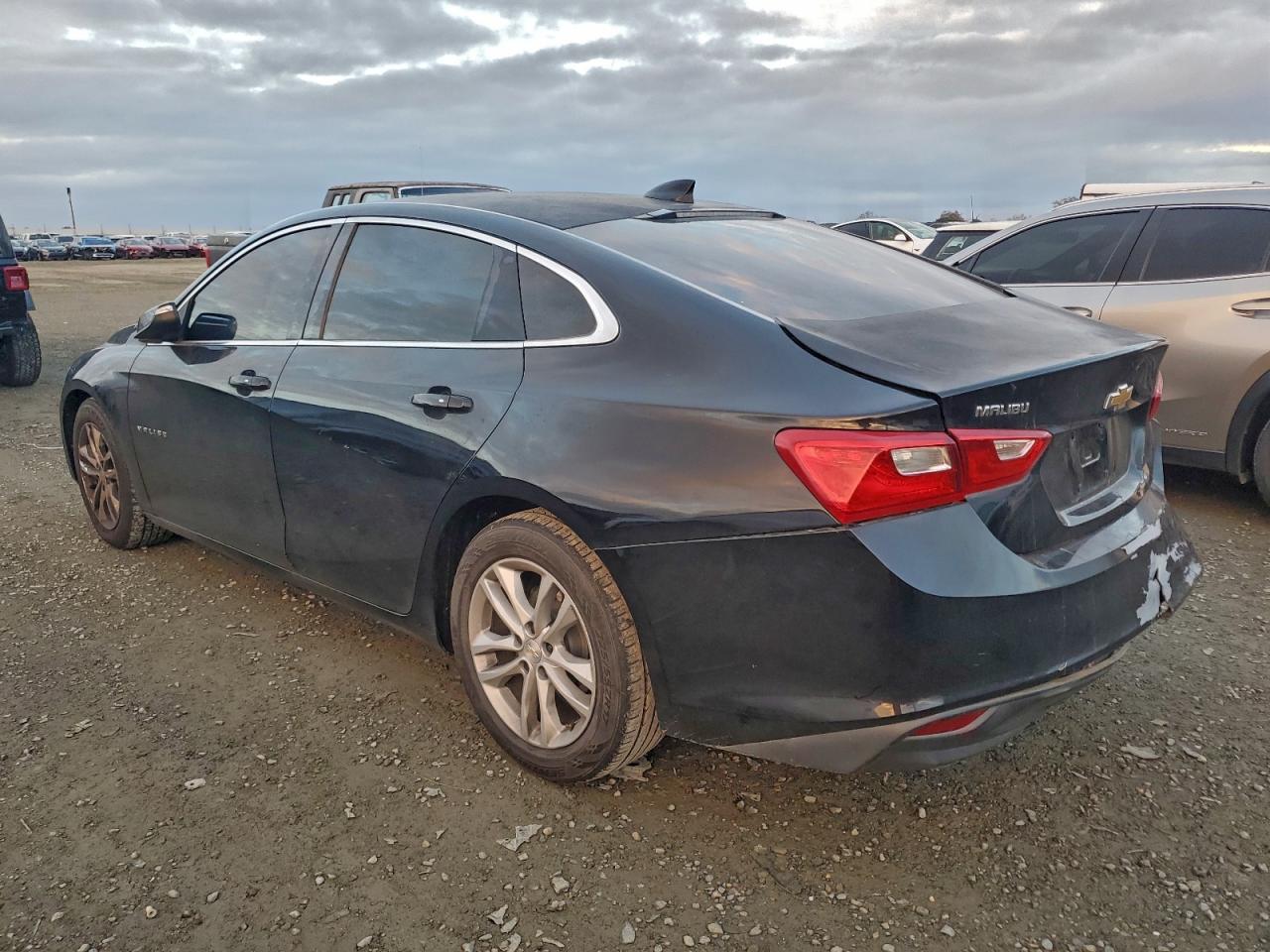 2017 CHEVROLET MALIBU LT photo 2