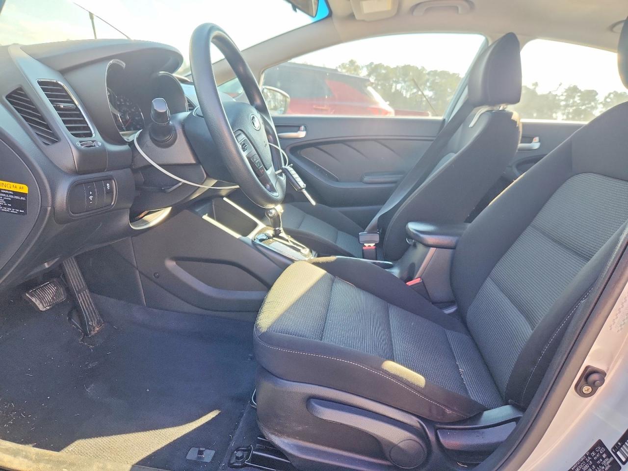2017 KIA FORTE LX photo 25