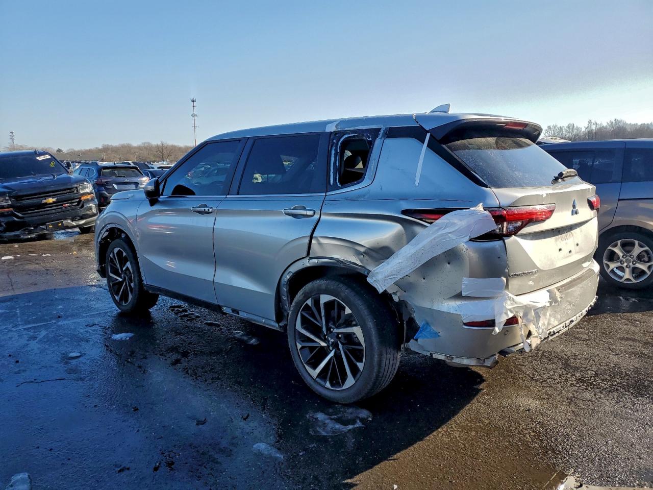 2024 MITSUBISHI OUTLANDER SE photo 3