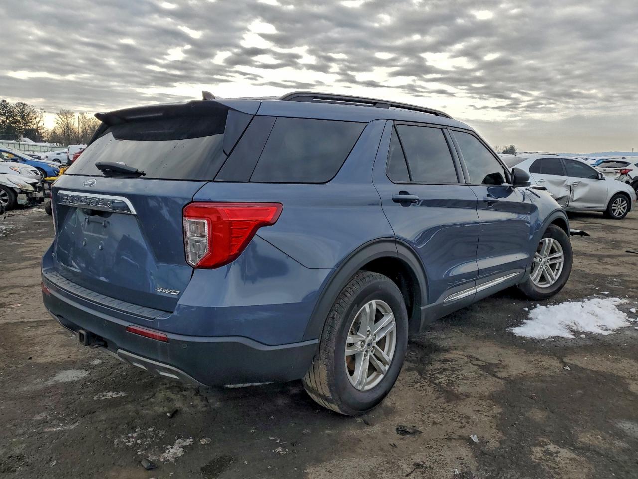 2021 FORD EXPLORER XLT photo 3