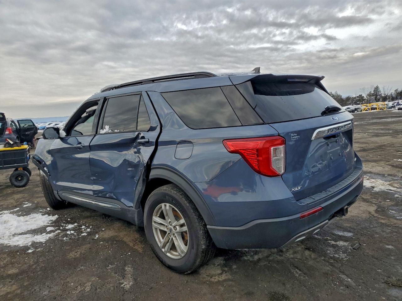 2021 FORD EXPLORER XLT photo 2