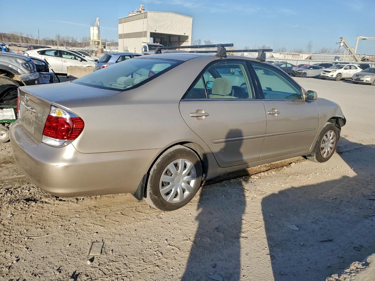 2005 TOYOTA CAMRY LE photo 3