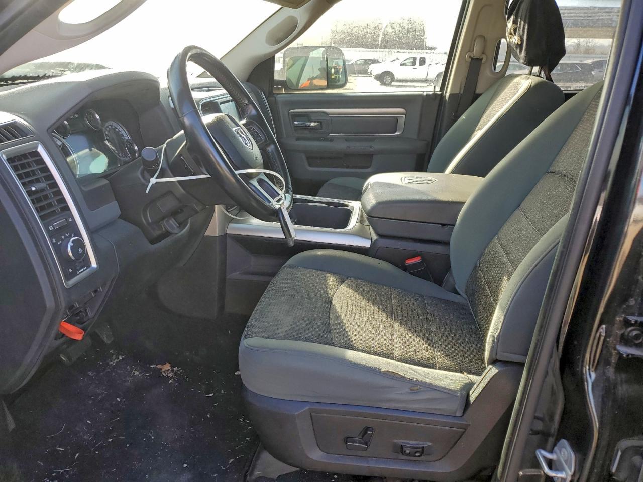 2016 RAM 1500 SLT photo 19