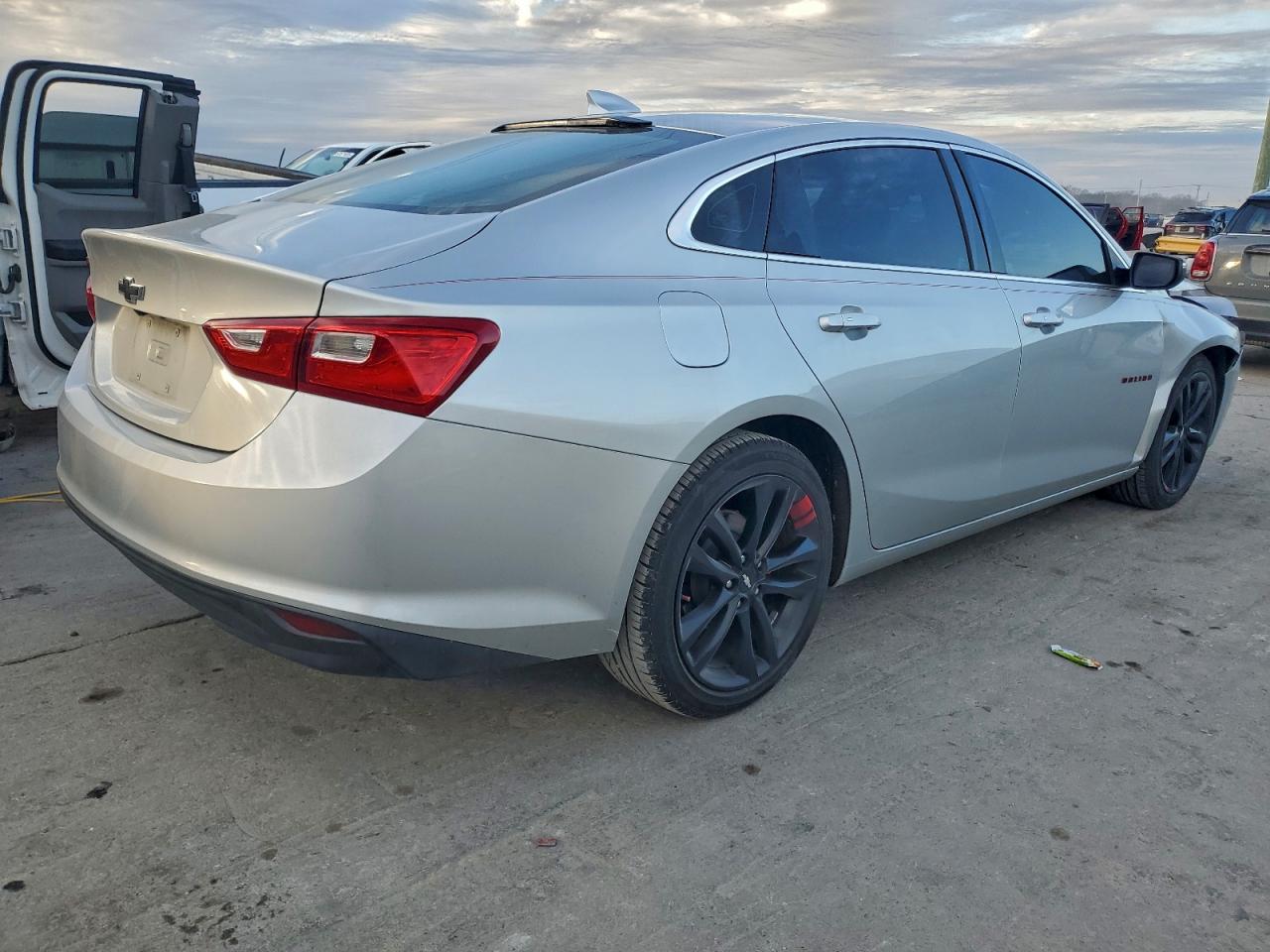 2018 CHEVROLET MALIBU LT photo 3