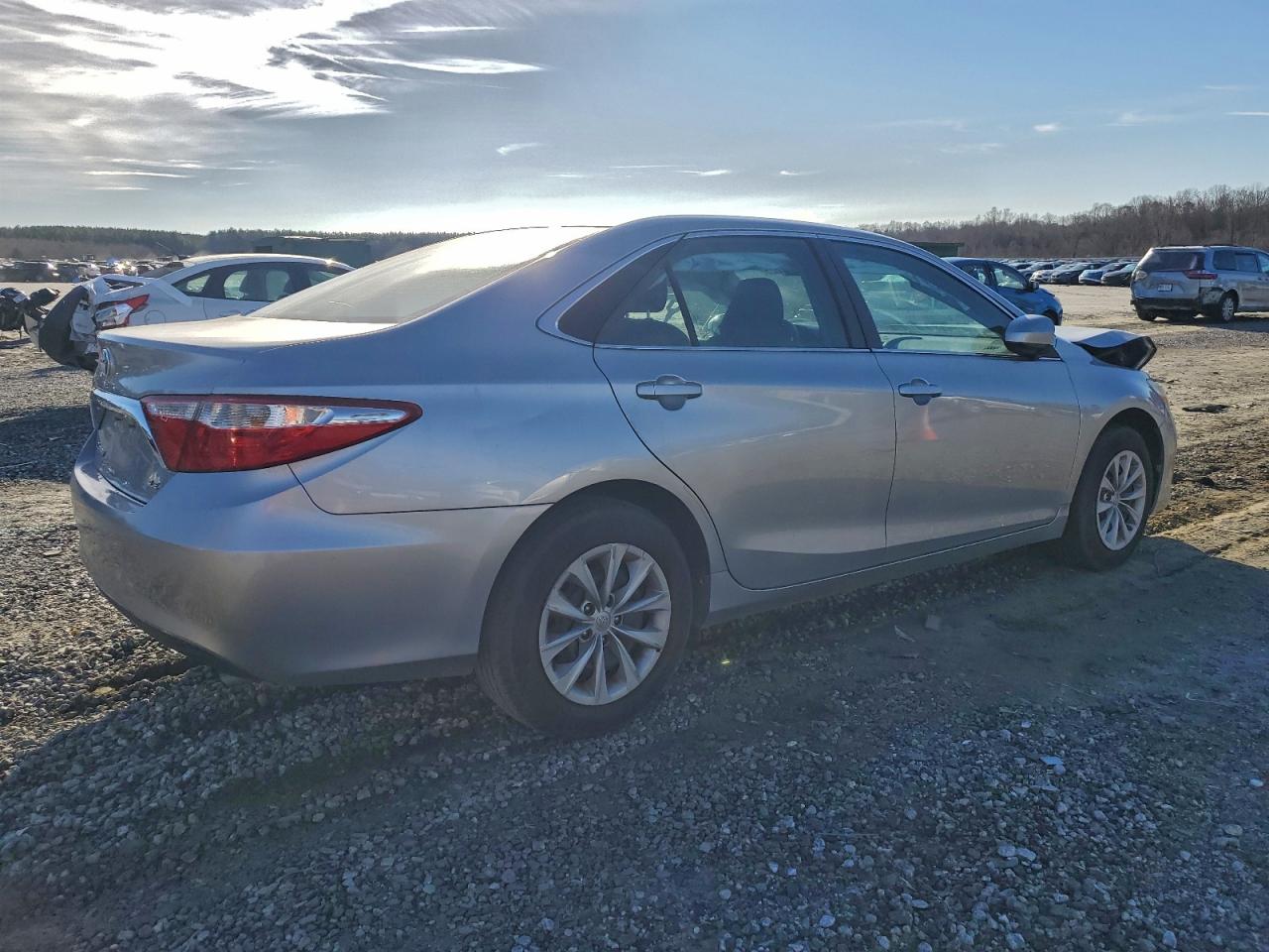 2017 TOYOTA CAMRY LE photo 3