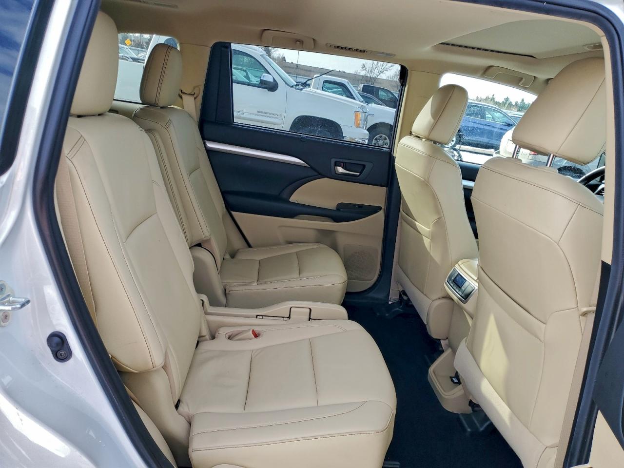 2019 TOYOTA HIGHLANDER SE photo 11