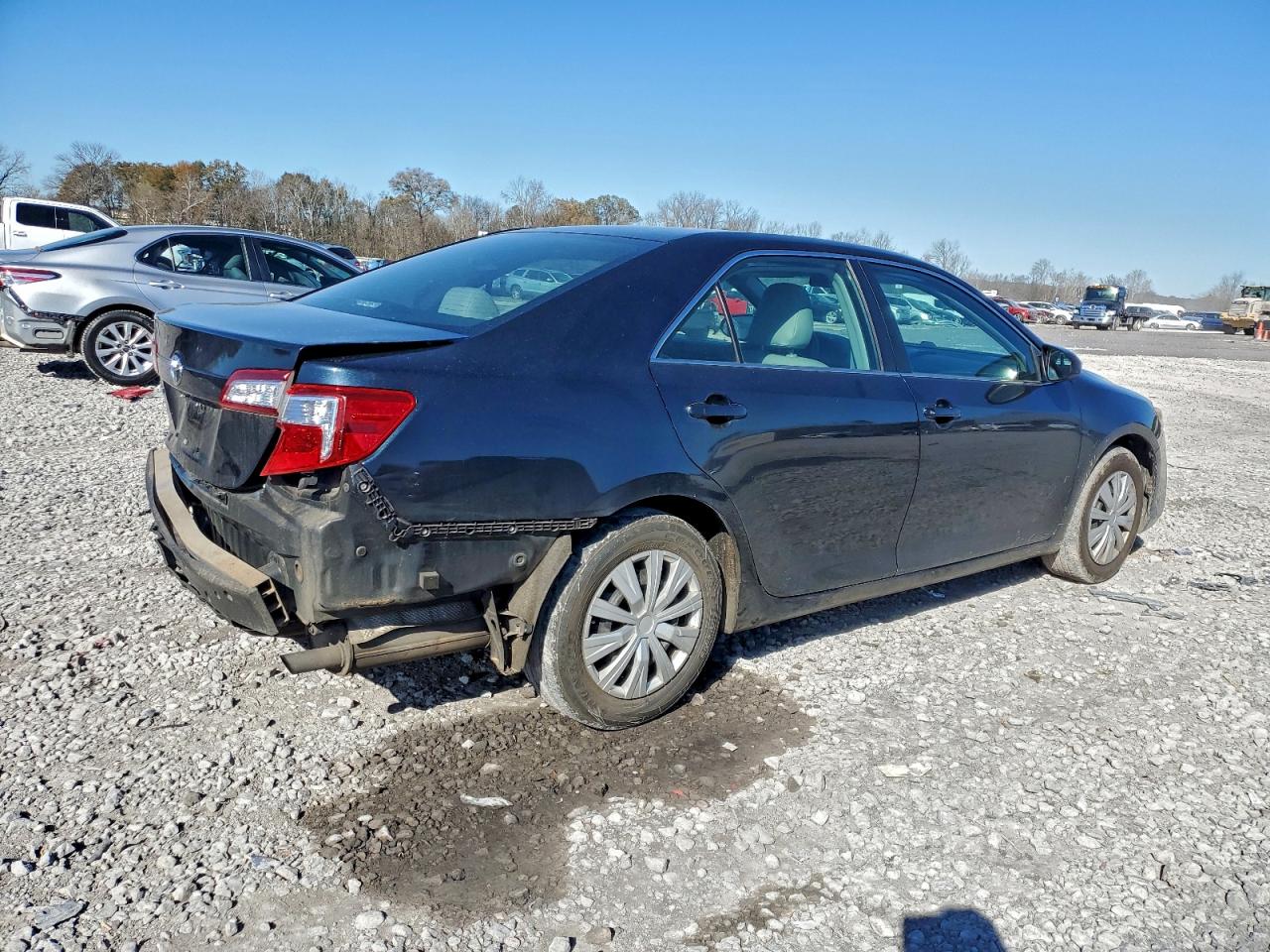 2014 TOYOTA CAMRY L photo 3