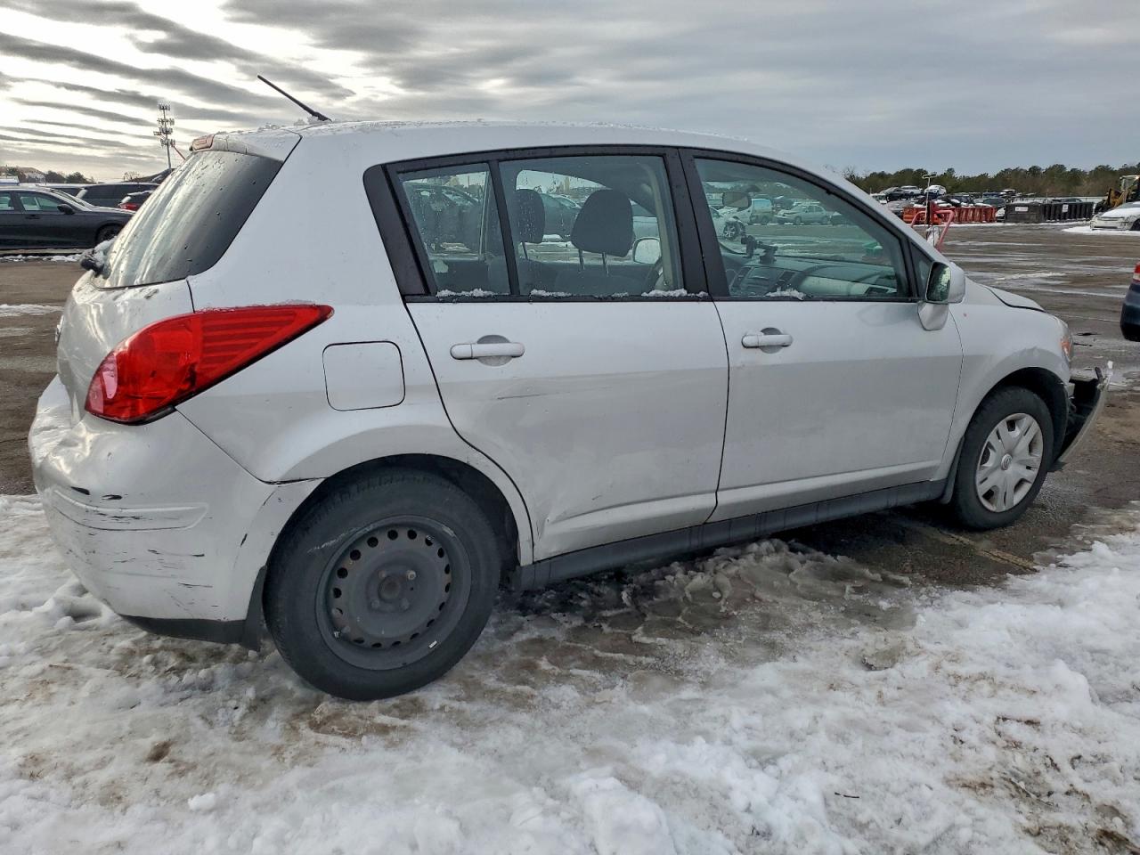 2011 NISSAN VERSA S photo 5